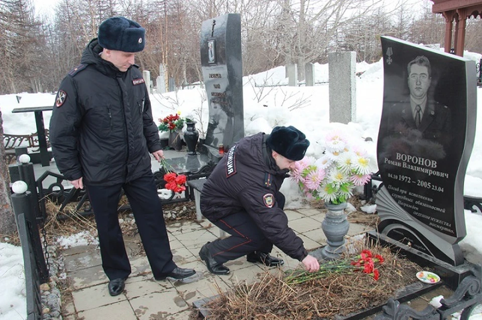 Полицейские Магадана почли память погибшего на службе товарища Романа Воронова