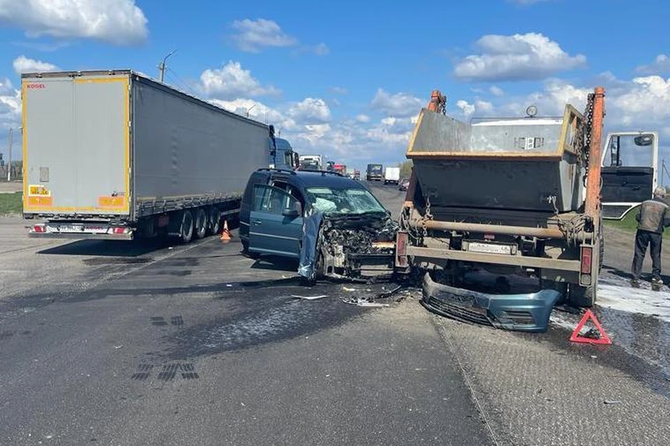 Водитель и два пассажира «Фольксвагена» пострадали в ДТП с фурой на трассе под Липецком