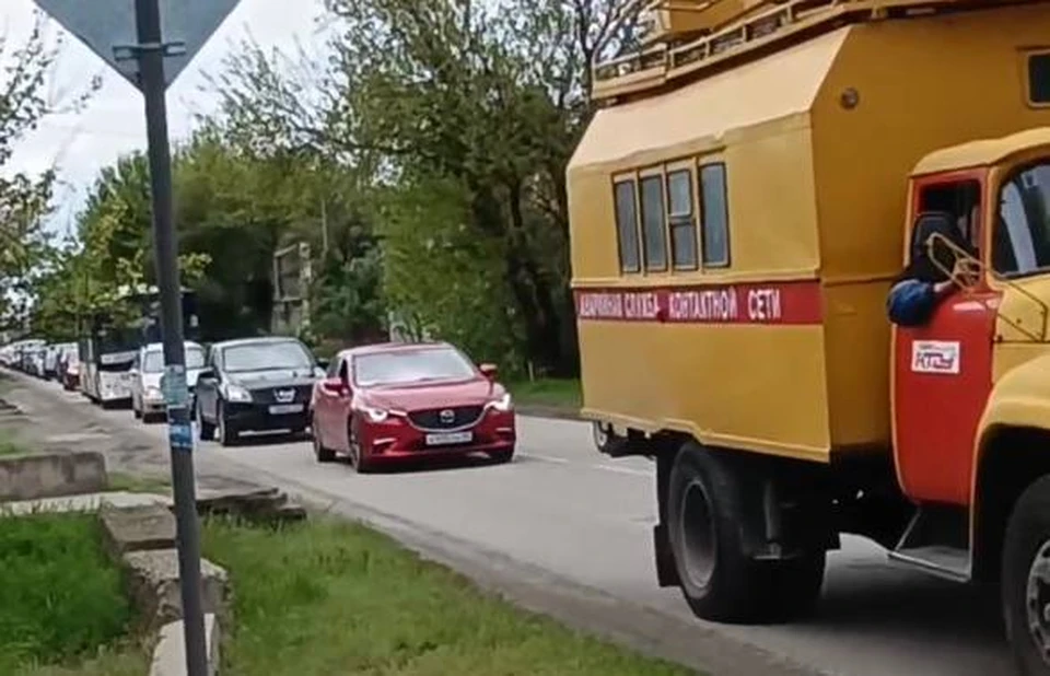 В Краснодаре по пути на Славянское кладбище образовалась пробка