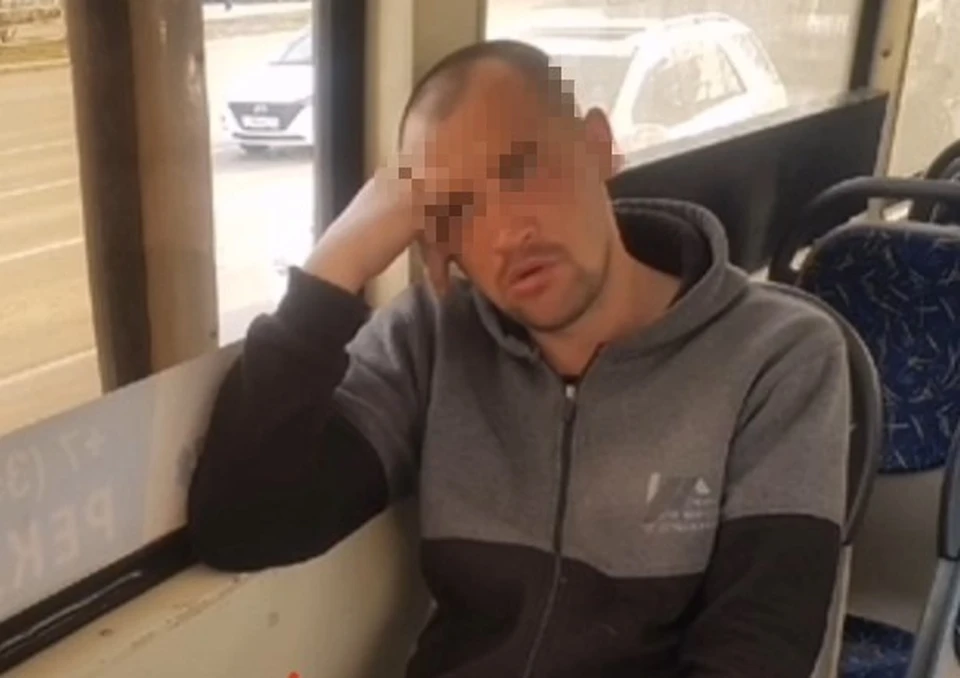 В такой задумчивой позе мужчина сидел в трамвае. Фото: Агентство чрезвычайных новостей / vk.com