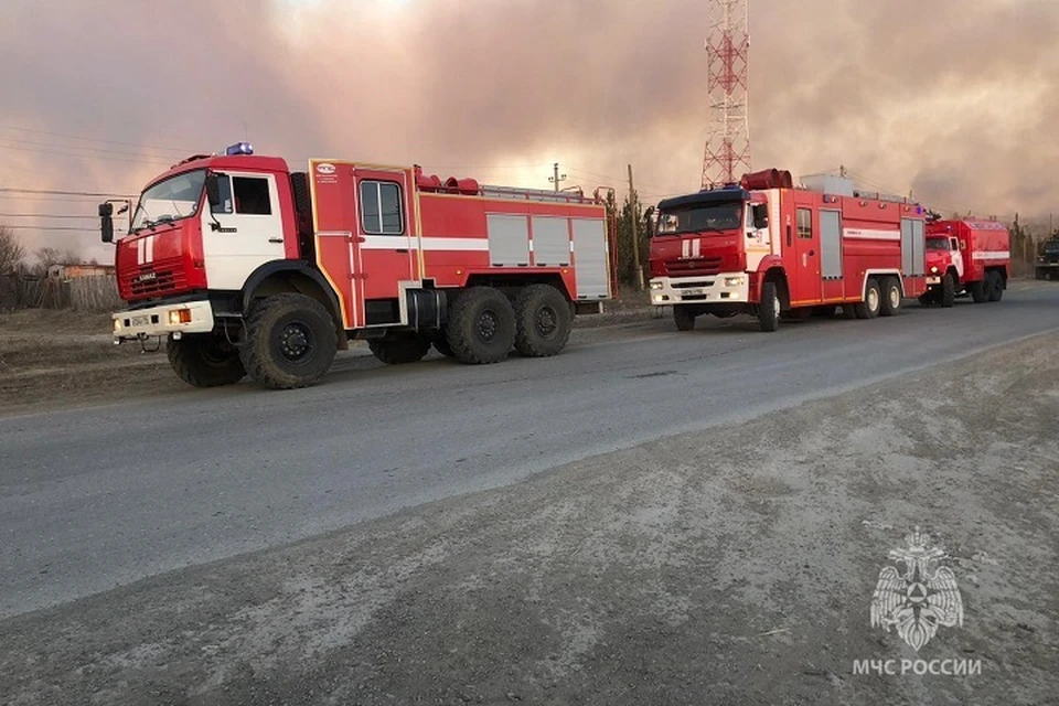 К ликвидации пожара привлекается 120 человек и 33 единицы техники Фото: ГУ МЧС по Свердловской области
