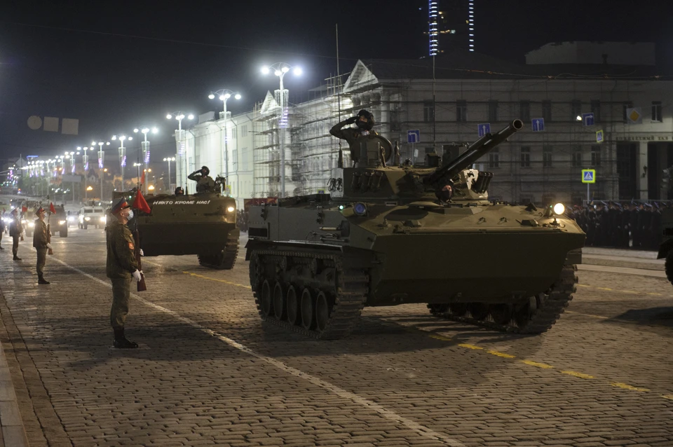 В Екатеринбурге прошла ночная репетиция парада Победы - 4 мая - sssir.ru В Ставрополе прошла первая ночная репетиция парада Победы. Фоторепортаж