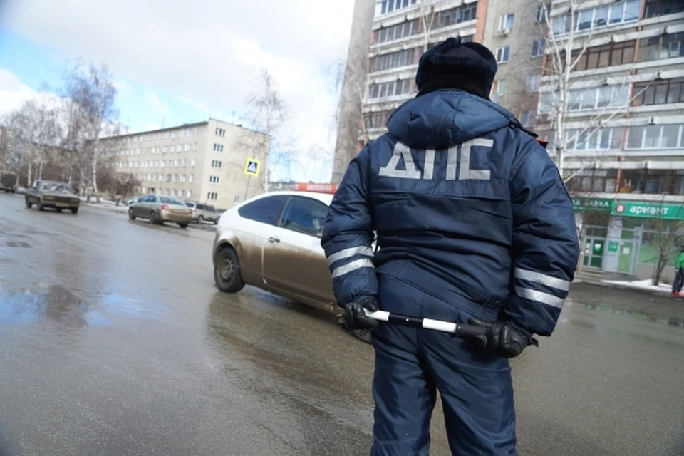 В Новосибирске ГИБДД ищет водителя, объехавшего пробку по встречке на красный свет.