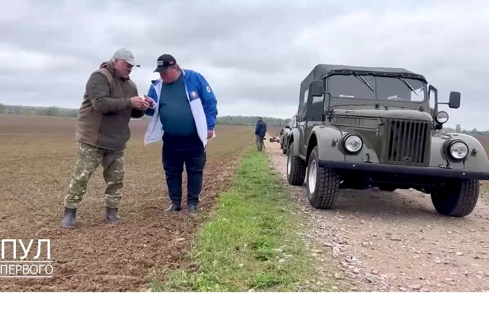 Лукашенко и Тетерин инспектируют поля. Фото: стоп-кадр | видео телеграм-канал «Пул Первого»