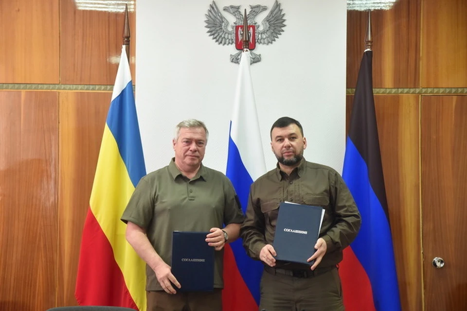 Денис Пушилин (справа) и Василий Голубев подписали соглашение о сотрудничестве. Фото: АГ ДНР