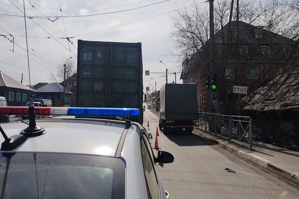 В Новосибирске на Волочаевской контейнеровоз насмерть переехал женщину, переходившую дорогу в неположенном месте. Фото: ГИБДД по Новосибирску.