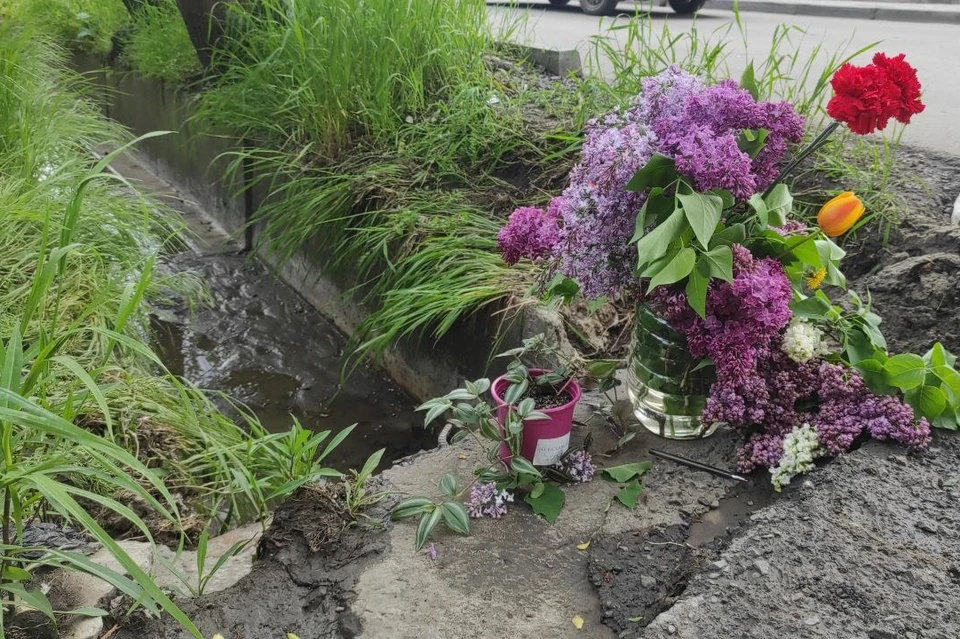Ученики Лидии Григорьевны со слезами на глазах несут цветы к месту гибели любимого учителя.