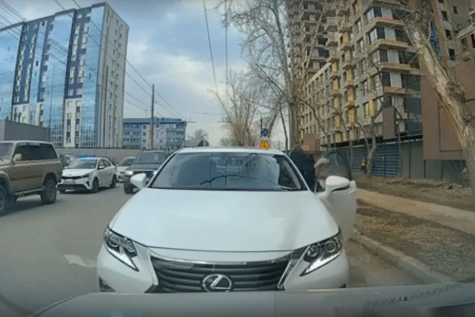 Водители поспорили на дороге. Фото: скриншот из видео "АСТ-54"