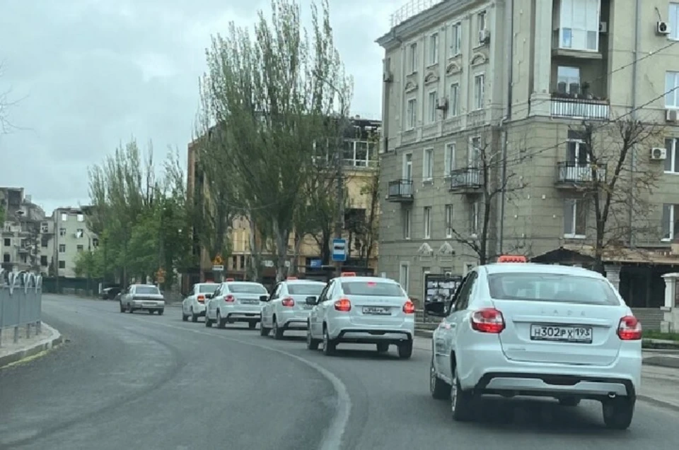 На улицах Мариуполя была замечена колонна машин с характерными опознавательными знаками. Фото: ДАН