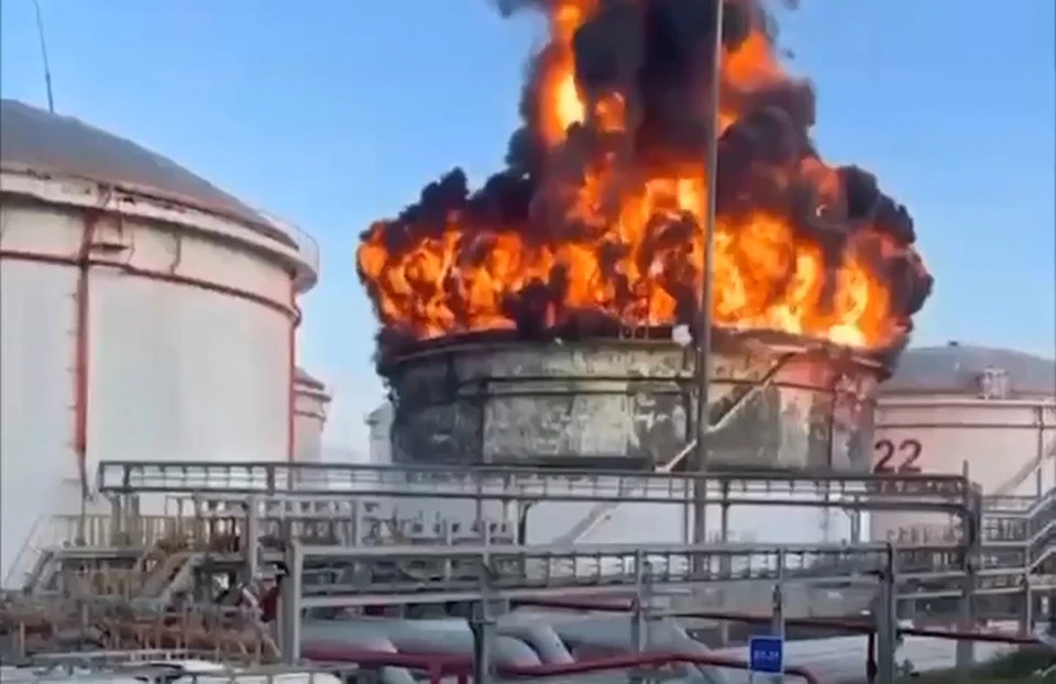 Пожарные продолжают тушить огонь