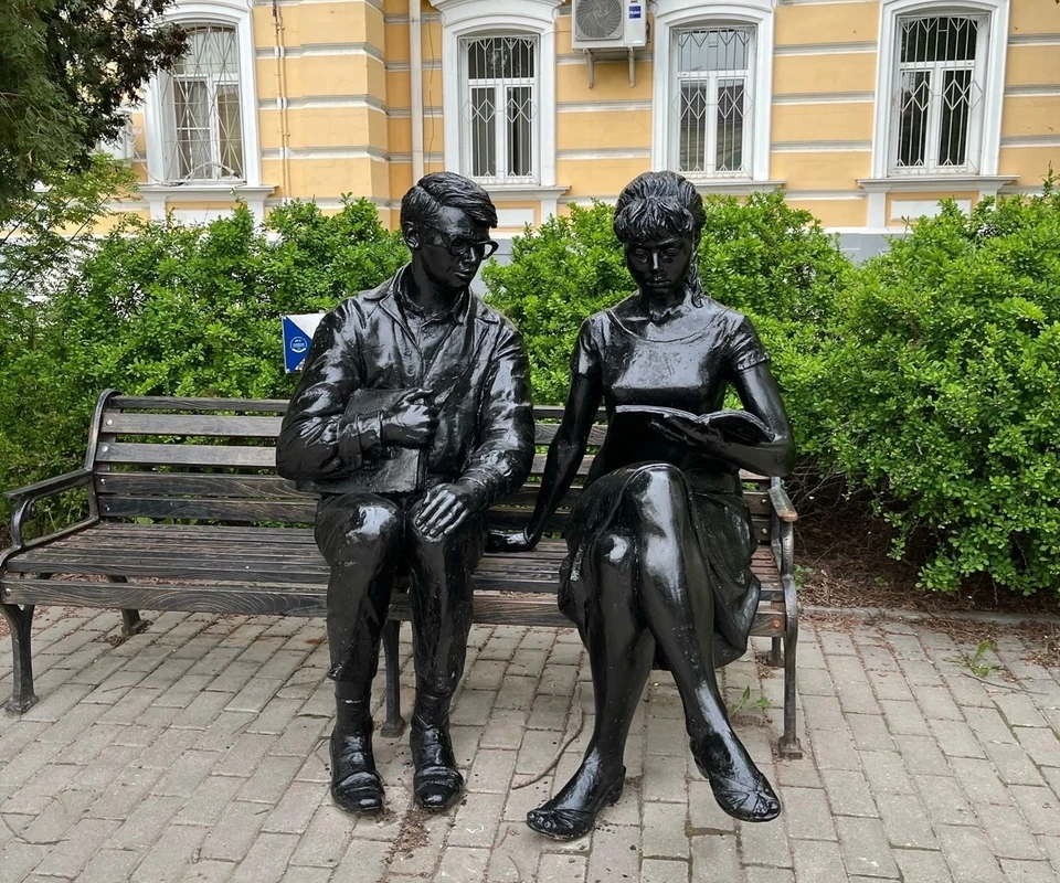 Так стала выглядеть бронзовая скульптура Шурика и Лиды после покраски. Фото: vk.com/rznnews62