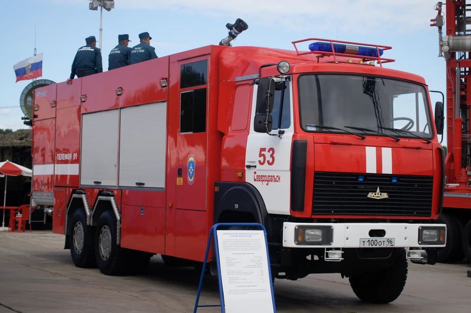 По словам спасателей, угрозы распространения огня нет