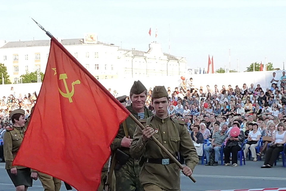 Правда события. День Победы Воронеж. Красная площадь 9 мая. 9 Мая день Победы Воронеж. 9 Мая праздник флажок.