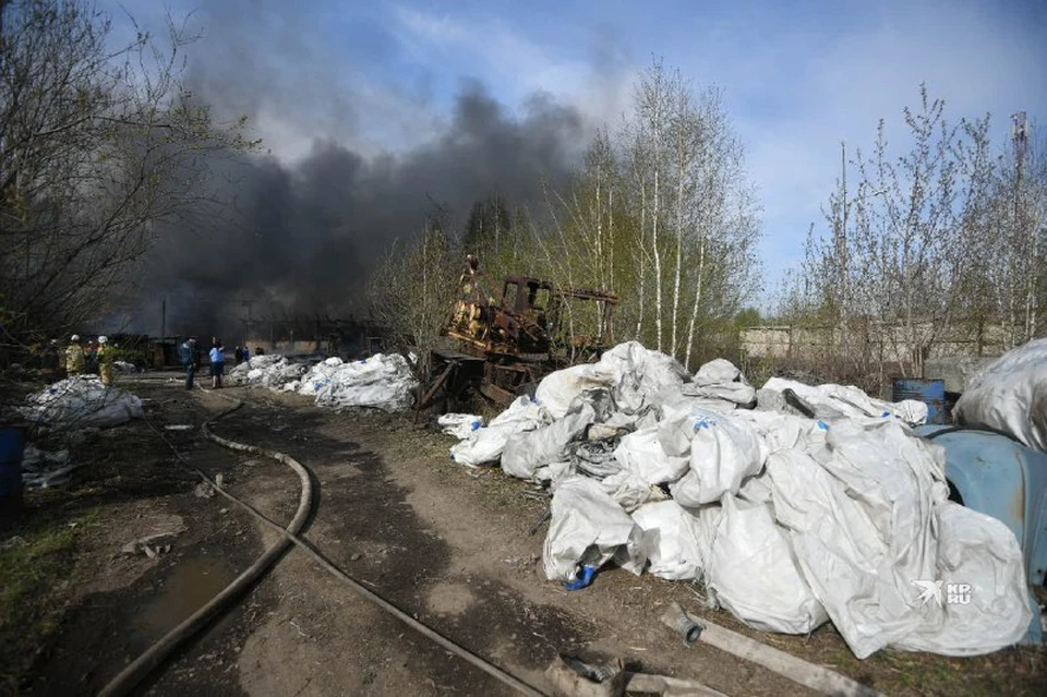 Возгорание возникло днем 5 мая в промзоне в границах улиц Бисертская и Базальтовая