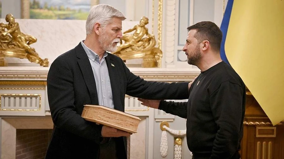 Чешский президент Павел подарил Зеленскому пистолет. Фото: Twitter президента Чехии