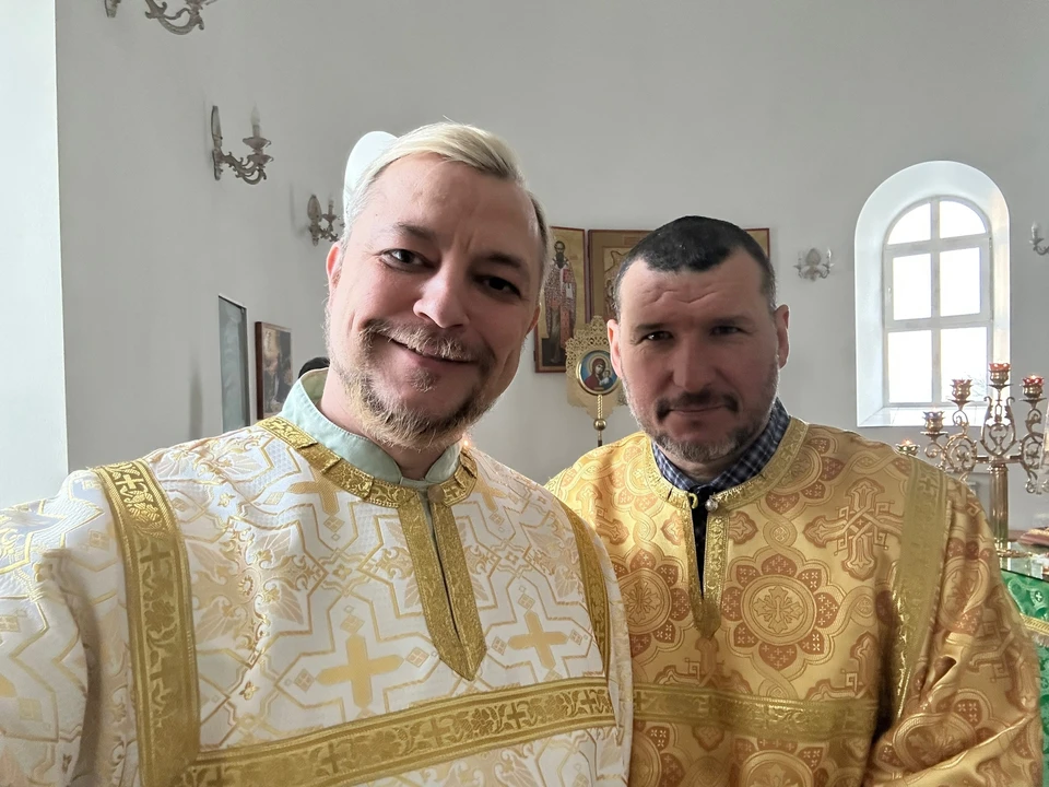 Депутат Константин Хитров (слева) служит в храме по праздникам и воскресеньям