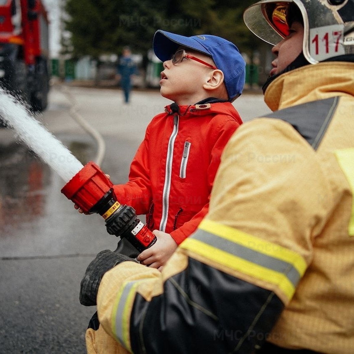 Бердские пожарные исполнили мечту 5-летнего мальчика, больного онкологией -  KP.RU