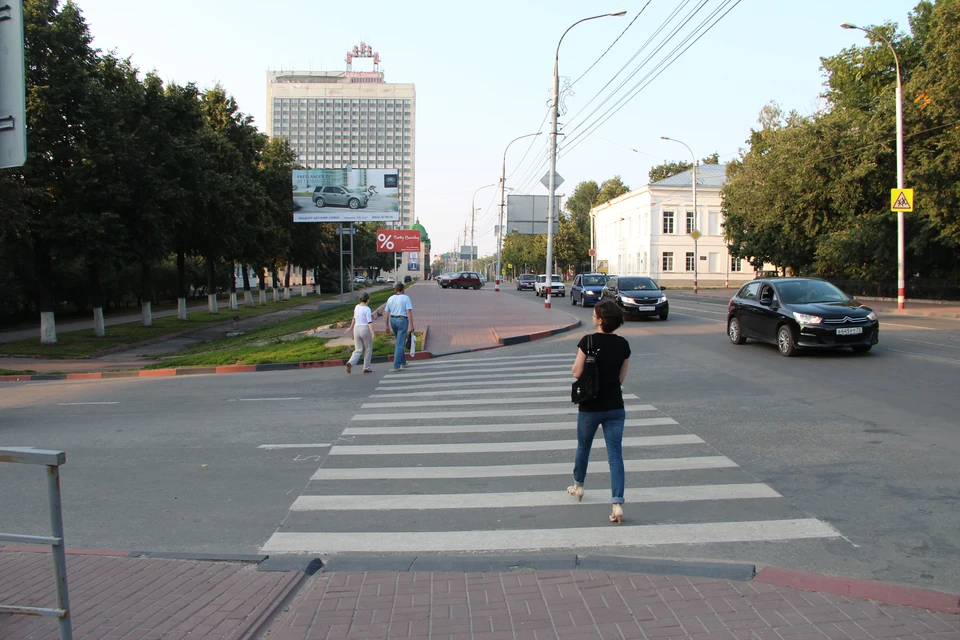 Ульяновск 2024 год. Дорожный переход. Желтая разметка. Пешеходный переход в городе. Пешеходный переход возле школы.