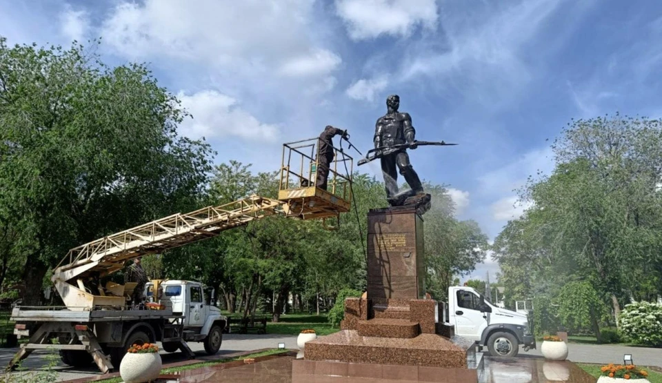 В Астрахани моют памятники