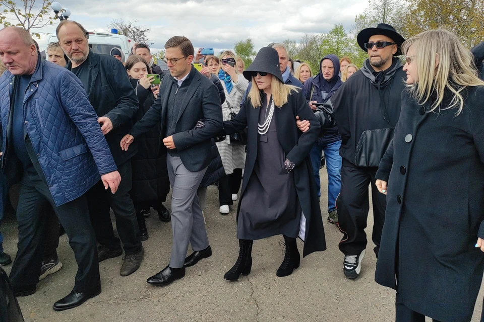 6 мая 2023 года Алла Пугачева приехала на Троекуровское кладбище сказать последние прости и прощай Валентину Юдашкину