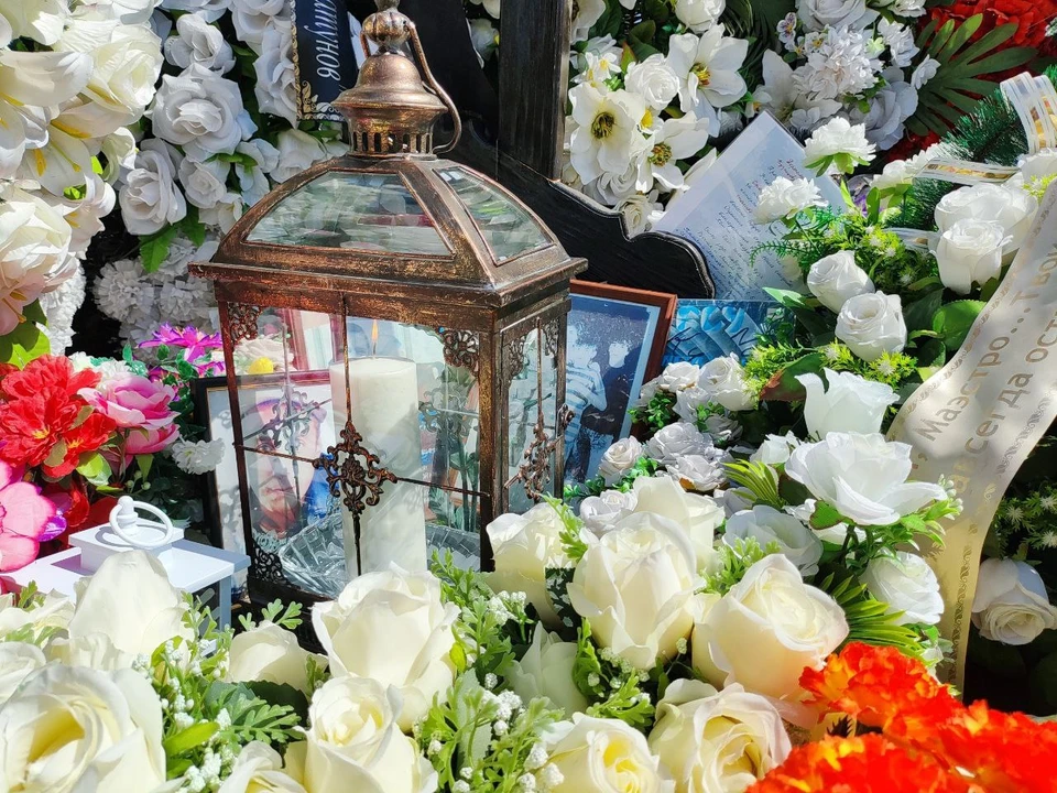 Такой же светильник стоит на могиле Юрия Шатунова