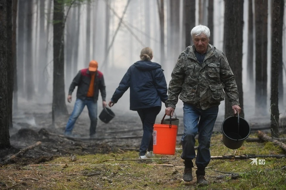 На борьбу с огнем выходят сотни волонтеров из населенных пунктов области