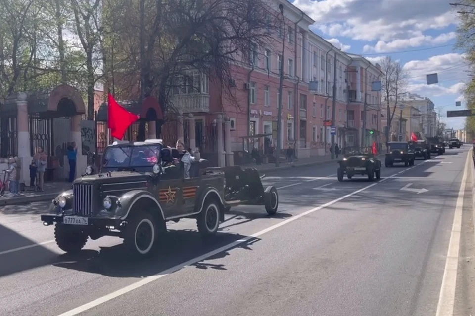 "Народный парад" проходит по улицам Ярославля.