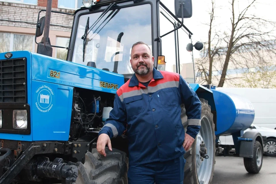 Тракторист-голландец чистит улицы в Московском районе Петербурга.