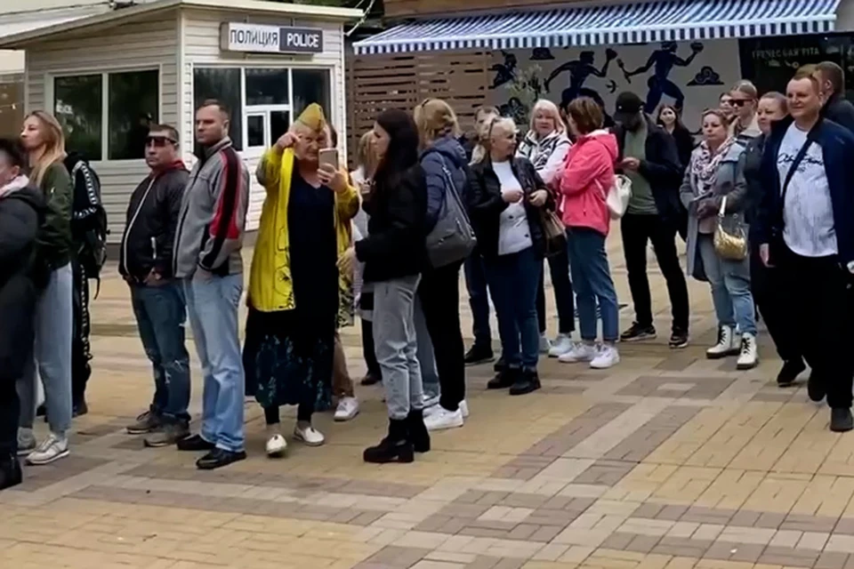 Очередь за полевой кашей.