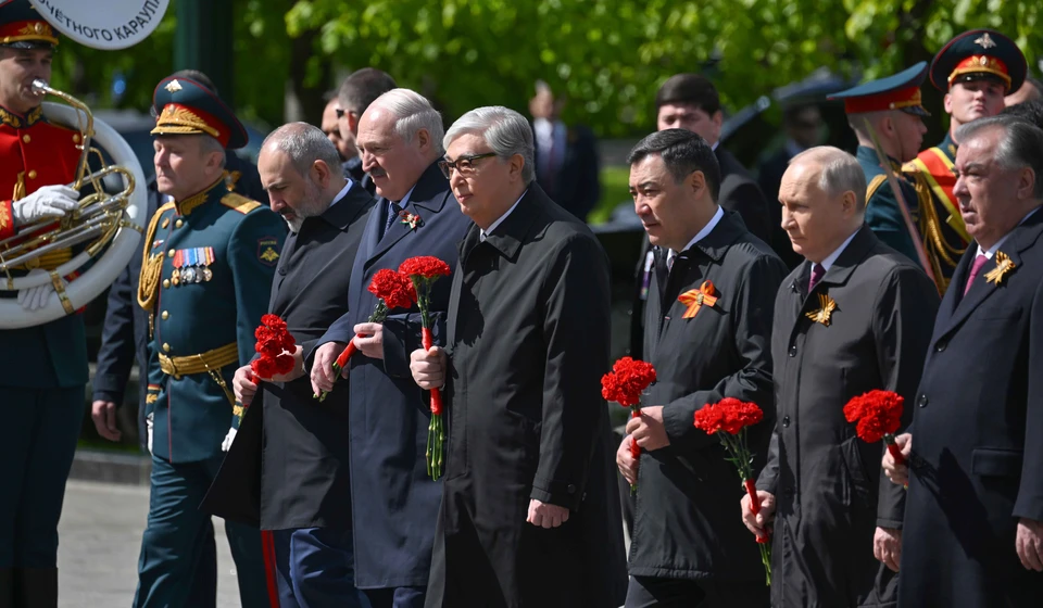 Президент возложил цветы к Мемориальному комплексу воинам-казахстанцам 100-й и 101-й отдельных стрелковых бригад и почтил память погибших минутой молчания.