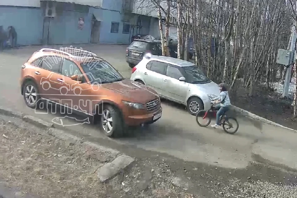 Днем 8 мая в Мурманске произошло ДТП с участием юного велосипедиста. Фото: скрин видео vk.com/murmansk_dtp