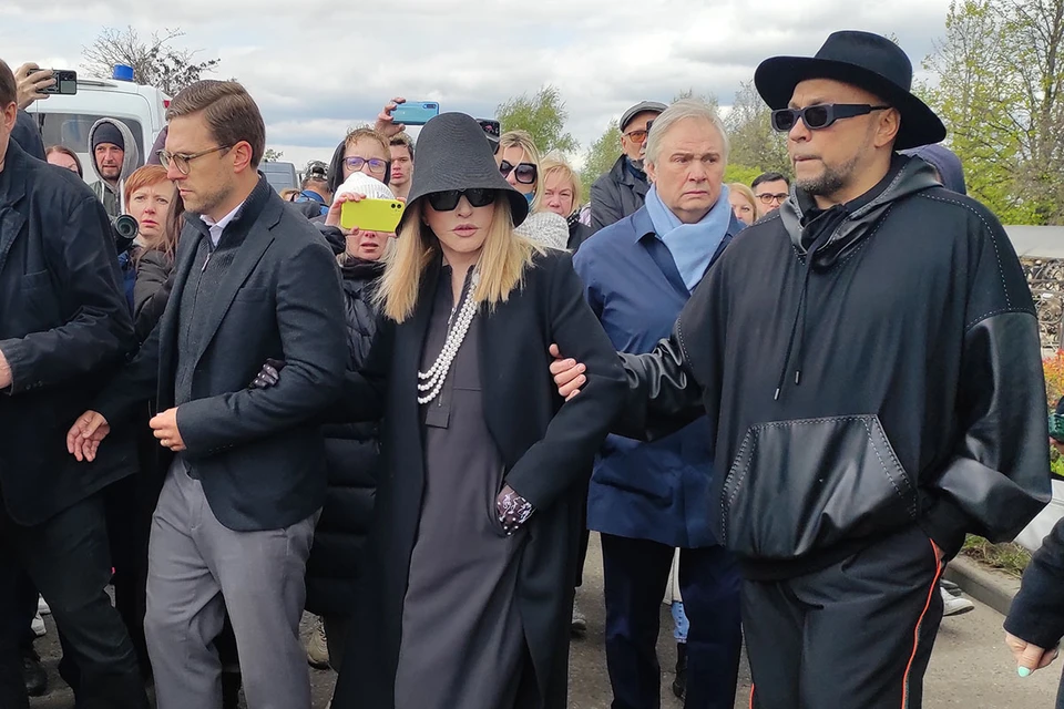 Визит Аллы Пугачевой в Россию, куда она прилетела на похороны близкого друга Валентина Юдашкина, стал самым обсуждаемым событием последних дней.