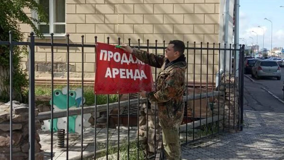 Специалист устраняет нелегальную рекламу на улицах Астрахани