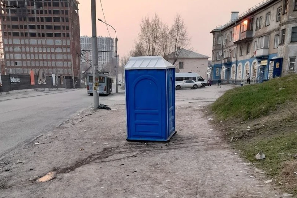 Туалет потсавили посреди тротуара. Фото: «Октябрьский район. Новосибирск».