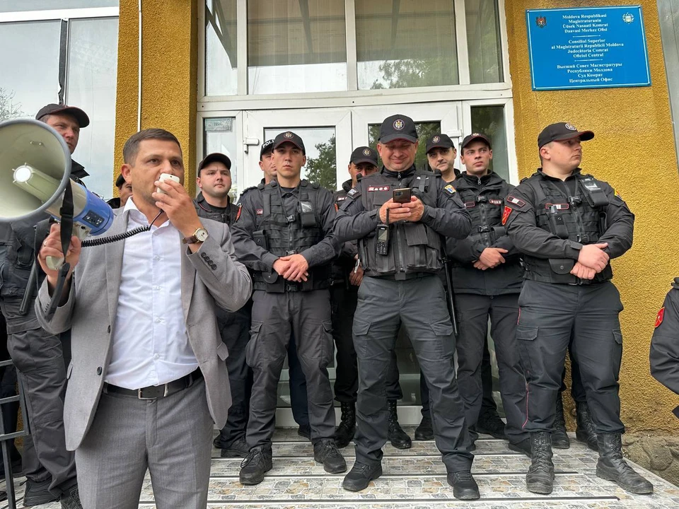 Перед судом Комрата ситуация накаляется, внутри идет процедура изъятия списков избирателей. Фото: t.me/gagauzinfo
