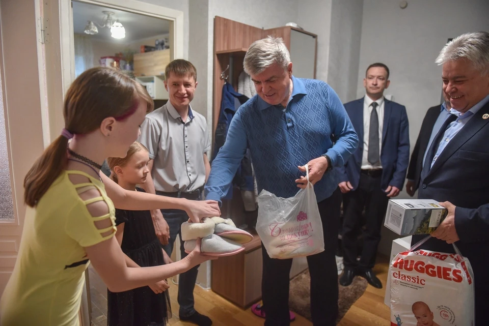 Магдеев передал девочкам подарки, которые он лично приобрел во время одной из поездок. Фото: пресс-служба мэрии г. Наб. Челны