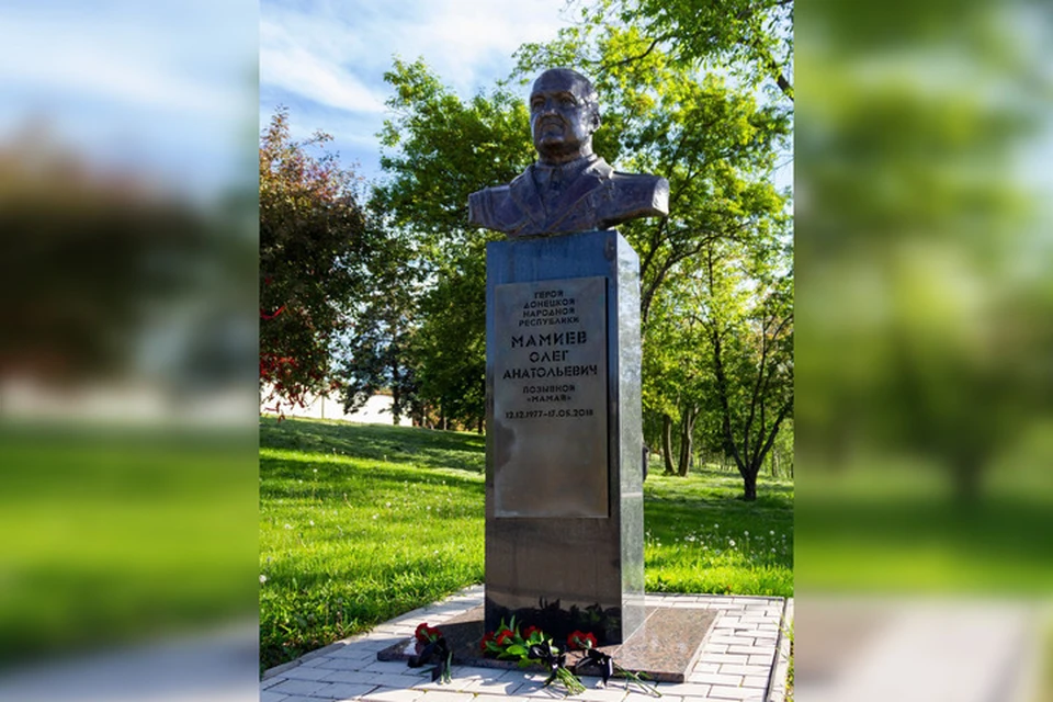 К памятнику Герою ДНР Олегу Мамиеву возложили цветы. Фото: ТГ/Кулемзин