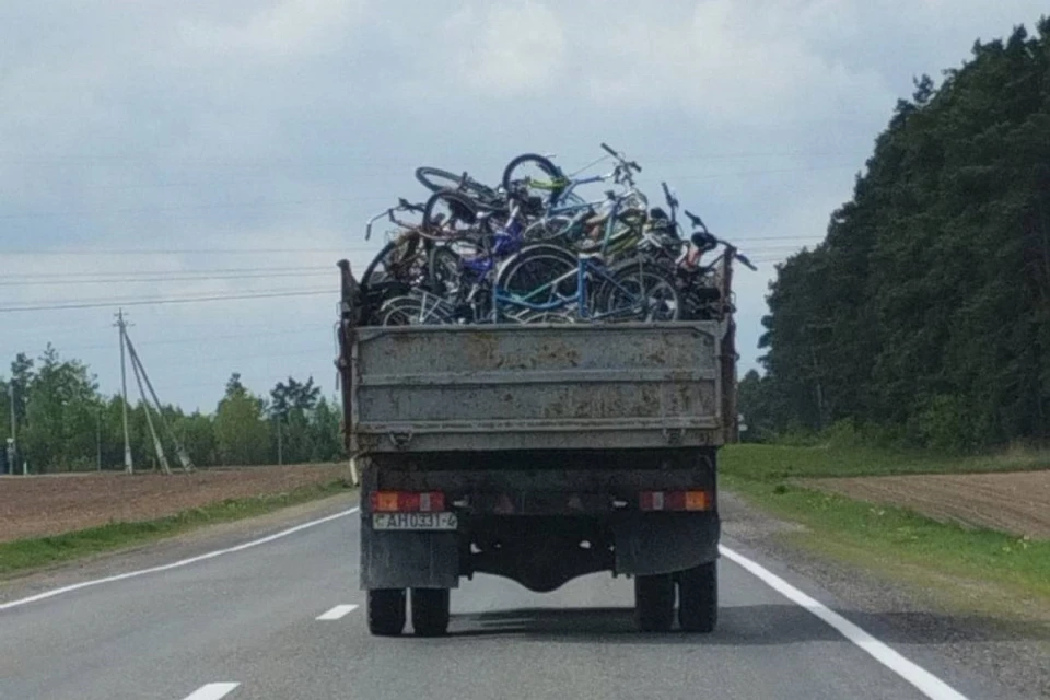 Велосипедов у границы накопилось на целый грузовик. Фото: s13.ru