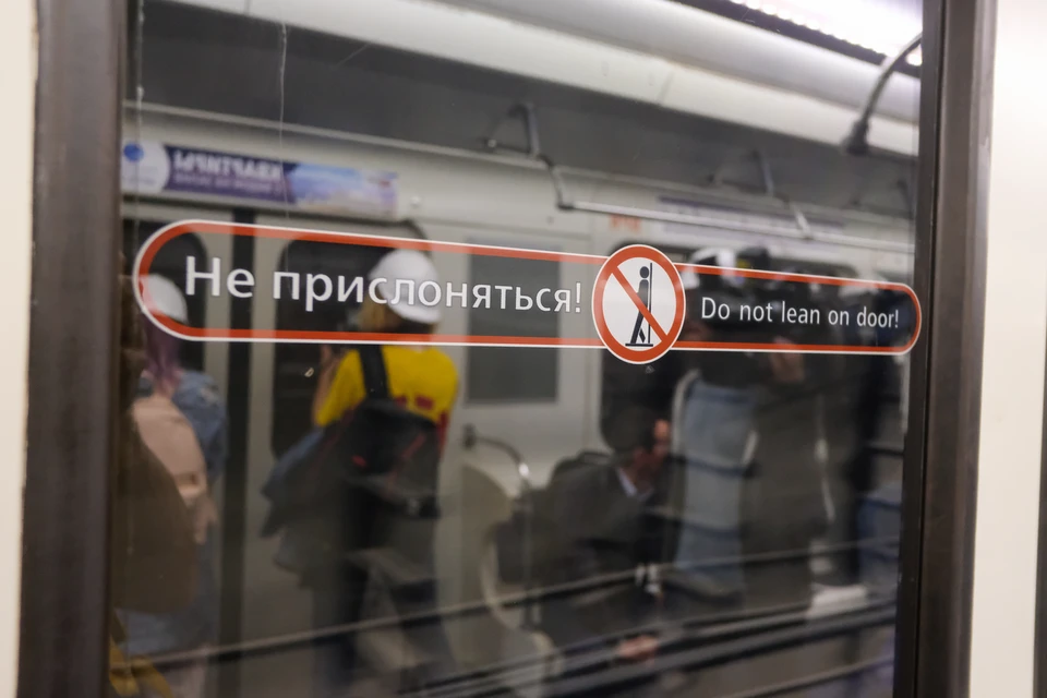 Станцию «Василеостровская» закрыли на вход из-за внеплановой остановки эскалатора