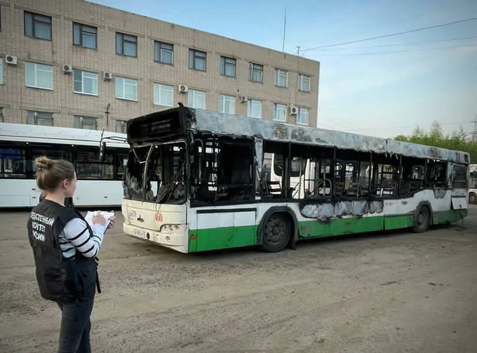 Обугленный автобус. Фото СУ СК РФ по Вологодской области.