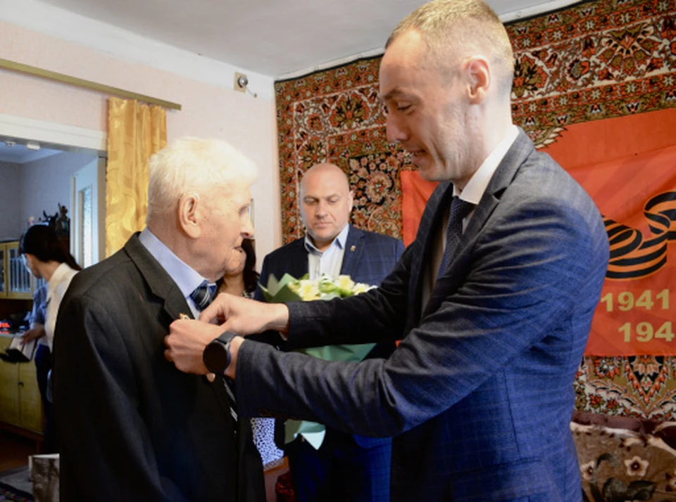 Александр Тарасович является членом Ракитянского районного Совета ветеранов, ежегодно принимает участие в мероприятиях, посвящённых Великой Отечественной войне.
