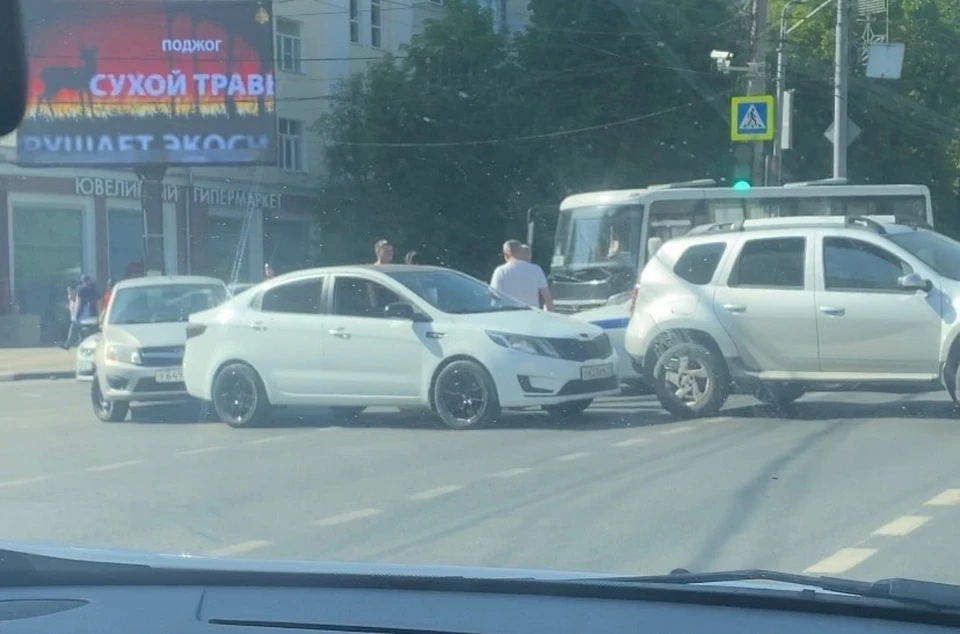 В Туле на пересечении улицы Первомайской и проспекта Ленина произошло ДТП с участием трех автомобилей
