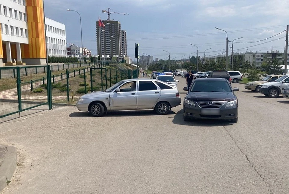 На юге Волгограда иномарку после тарана ВАЗа отбросило на 7-летнюю девочку