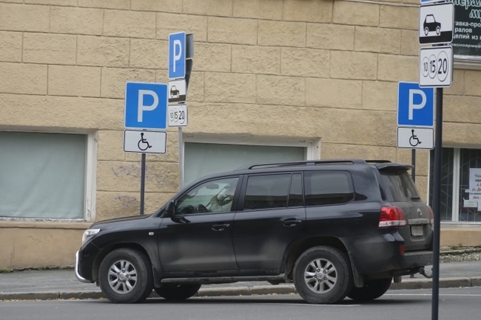 Руководитель успел взять в кредит дорогую иномарку.