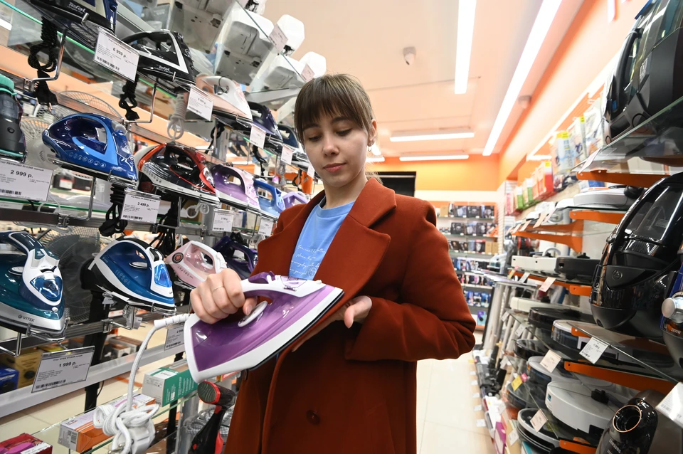 Россияне стали больше покупать обуви, электроники и детских товаров