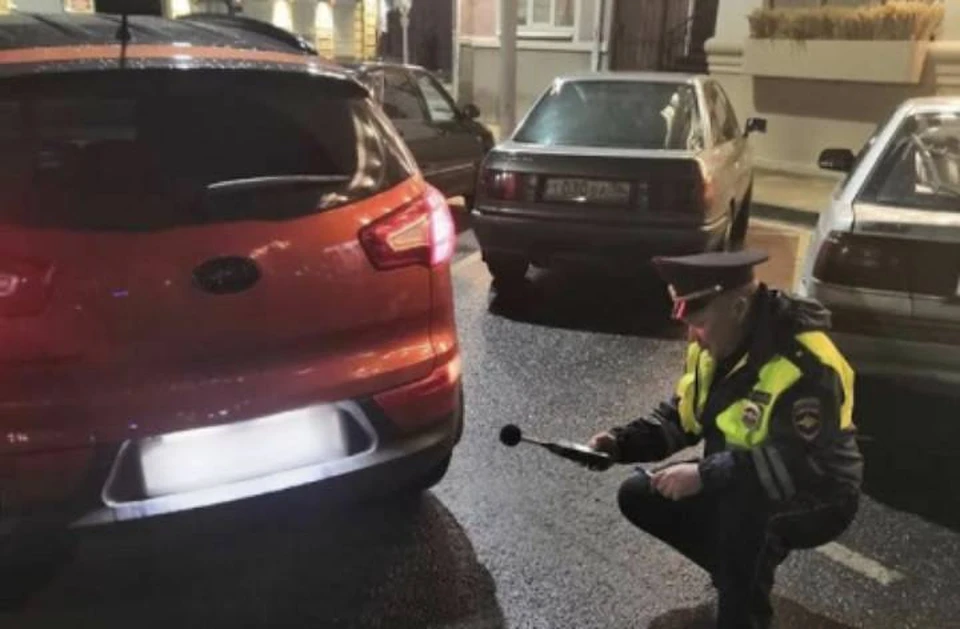 Автоинспектор проверяет машину во время одного из предыдущих рейдов.
