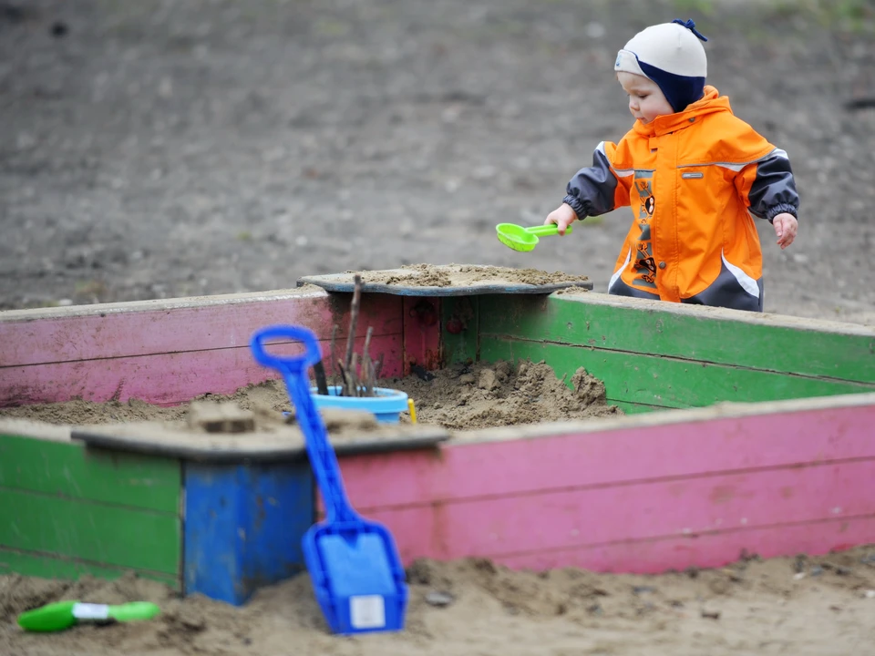 На детскую площадку в рабочем поселке Коченево завезли песок после жалоб местной жительницы.