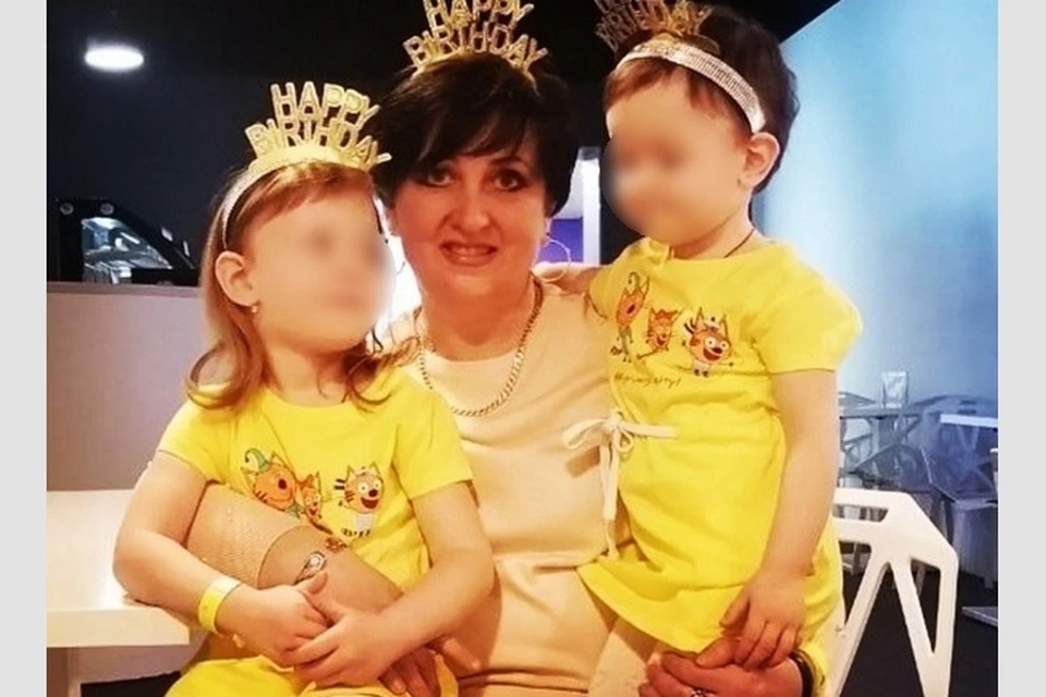 Наталия Кошелева с детьми убитой дочери Елены Логуновой.