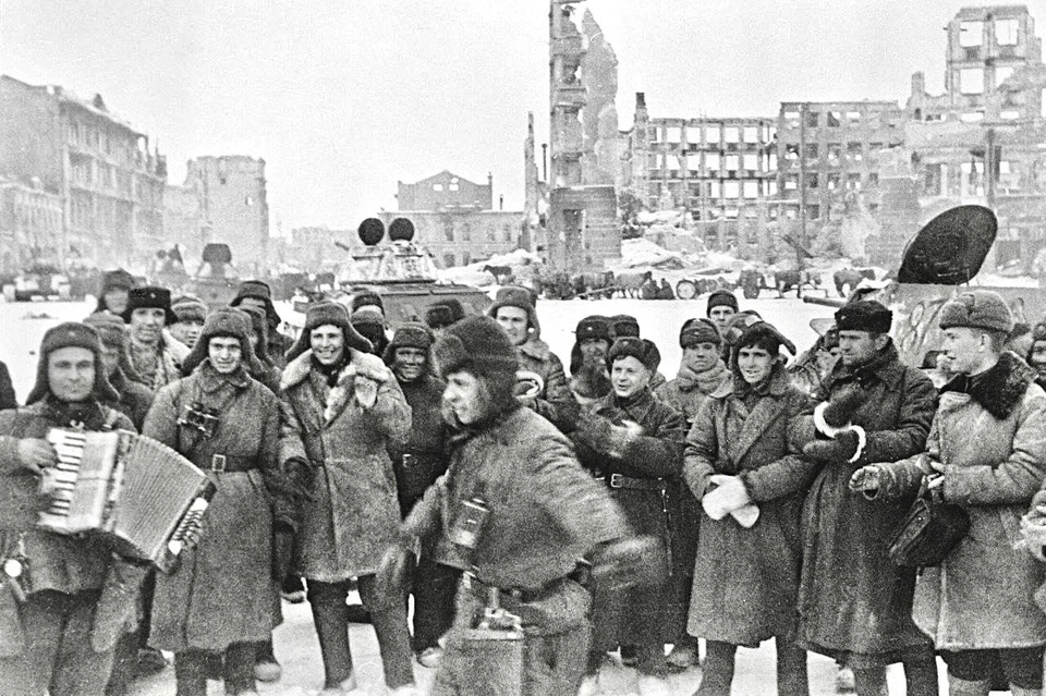 Красноармейцы с аккордеоном празднуют победу в Сталинградской битве на площади Павших борцов в освобожденном Сталинграде. Сталинград, январь 1943. Фото: Георгий Зельма