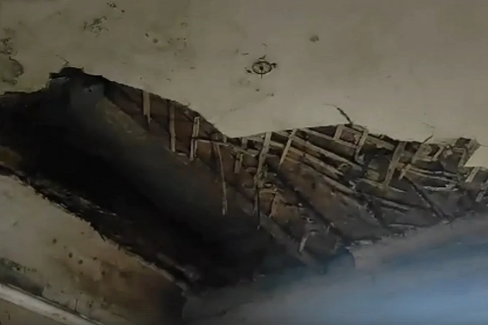 Управляющая компания предложила закрыть потолок фанерой и подождать год капитального ремонта. ФОТО: ОНФ по Ярославской области